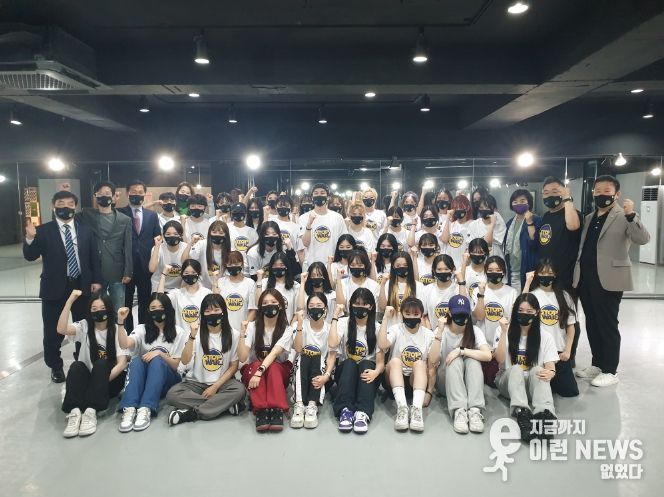 이상길 교수가 이끄는 LJ댄스아카데미 팀이 'STOP WAR'를 외치고 있다