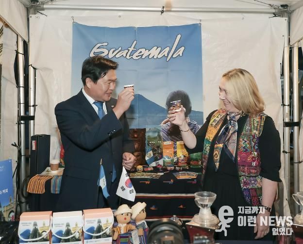 지난해 경기도세계커피콩축제에서 임병택 시흥시장과 사라 솔리스 과테말라 주한 대사