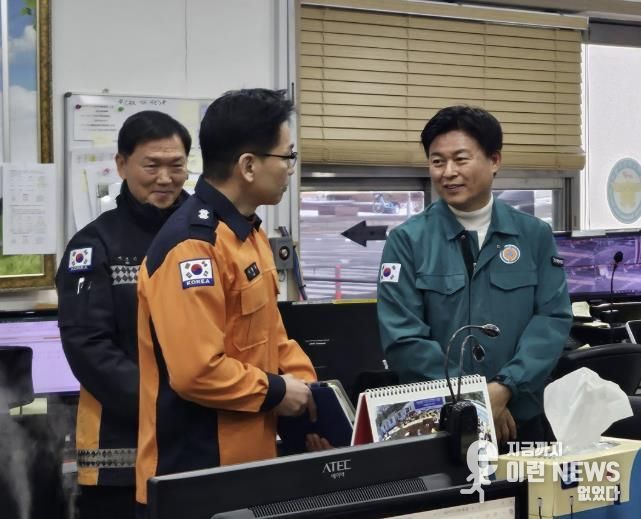 조용익 부천시장이 부천소방서를 방문하여 관계자들을 격려하고 있다.