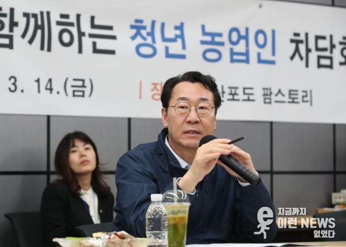 14일 정명근 화성특례시장이 영온현장 차담회에서 청년농업인들을 격려하고 있다.