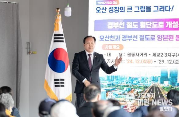 이권재 오산시장 오산시, 26만 시민과의 동행 '백년소통한마당' 에서 시민들과 직접 소통하는 모습1