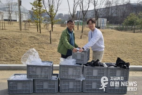 화성시농업기술센터 관계자가 관내 딸기농가에 딸기 우량묘를 전달하고 있다