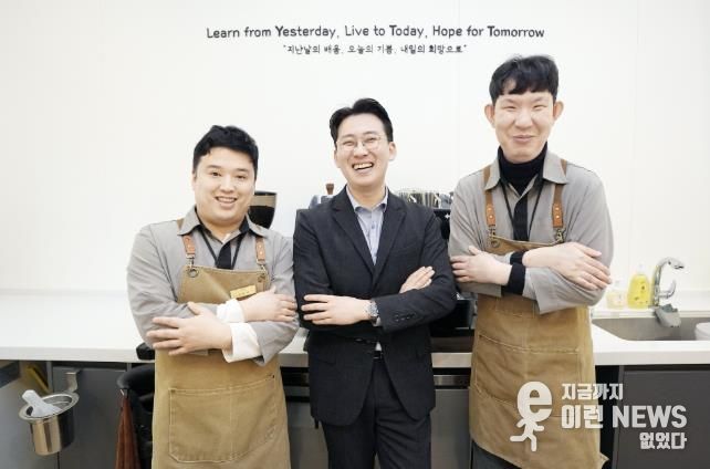 YTT 카페를 찾은 성진규 ㈜비비테크 대표이사(가운데)가 박오성(왼쪽)씨, 노현래씨와 활짝 웃고 있다