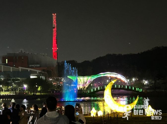 김포시는 18일 <하늘과 땅을 잇는 예술, 빛의 굴뚝 ‘미래를 여는 창’> 점등식을 개최했다.