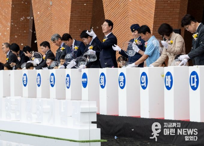 21일 매향리평화기념관 개관식에서 주요 내빈들이 평화와 희망의 메시지를 담은 나비날리기 퍼포먼스를 펼치고 있다