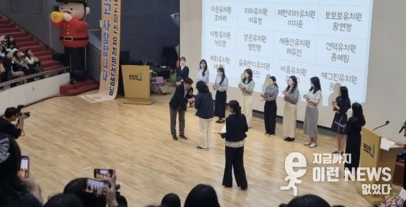 현근택 수원시 제2부시장이 상장을 전달하고 있다.
