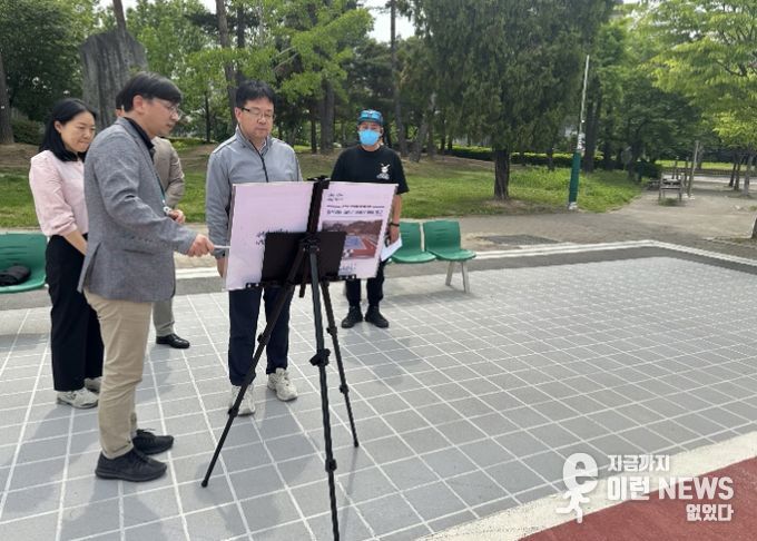 김현수 수원시 제1부시장(사진 오른쪽에서 두 번째)이 만석공원 어린이 자전거 연습장에서 수원시 관계자와 이야기를 나누고 있다.