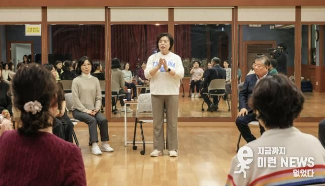 신계용 과천시장이 2025년 3월 열린 '찾아가는 시장실' 행사를 통해 주민들과 소통하고 있다