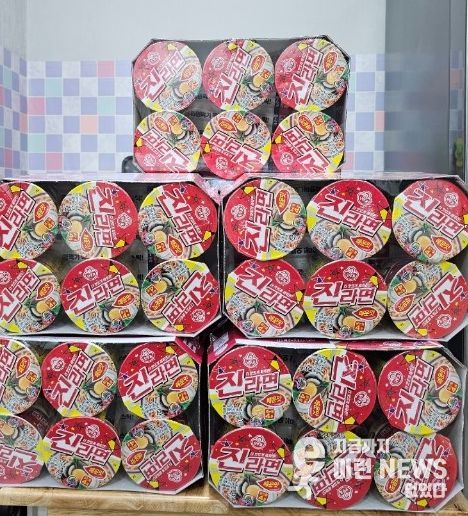 송북동 행정복지센터로 어린이 2명, 라면 20박스 기부