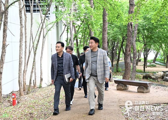 김동근 시장이 5월 21일 용현산업단지 완충녹지 산책로에서 현장 점검을 하고 있다.