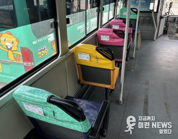 고객만족도 조사를 위해 화성도시공사가 운영하는 화성 희망버스 좌석 뒤에 스티커를 부착하였다. (화성도시공사 제공)