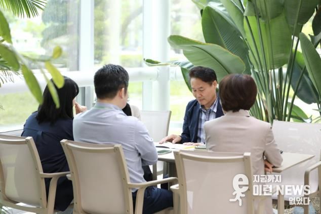 김원규 수원시 특이민원대응전문관(사진 오른쪽에서 두 번째)이 수원시 공직자와 상담하고 있다.