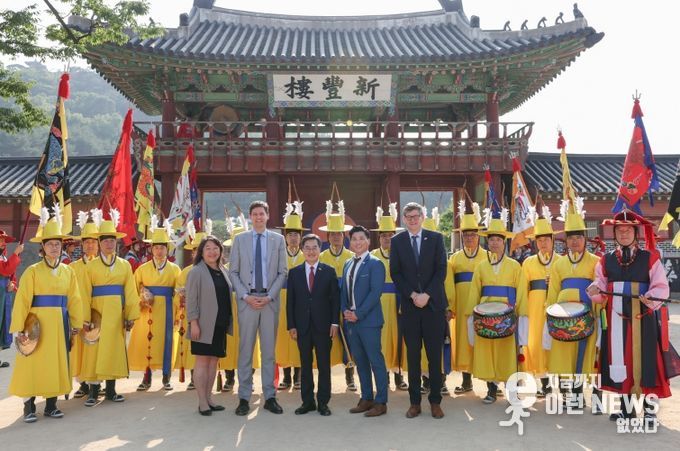 왼쪽부터 레슬리 테라모트 정부간관계 사무처 차관, 데이비드 이비 BC주 수상, 김동연 경기도지사, 최병하 고용경제개발 혁신부 아시아.태평양 정무 무역 차관, 짐 루트코스키 수상집무실 행정처 수석 보좌관