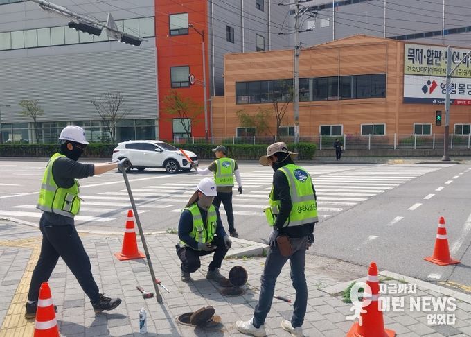 화성특례시 점검반이 도로변 상수관 밸브 상태를 확인하며 철개 파손 여부 등을 점검하고 있다