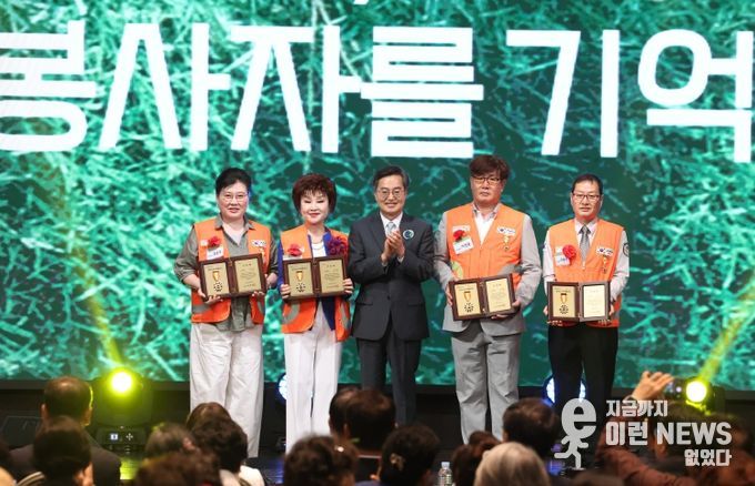 17일 오후 화성시 SINTEX에서 열린 2025년 경기도 자원봉사대회에서 김동연 경기도지사가 우수 자원봉사자 인증패 수여를 하고 기념촬영을 하고 있다.