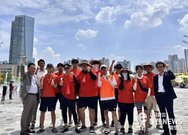 동탄패밀리풀 현장에서 화성도시공사 임직원과 안전요원들이 휴대용 냉각선풍기를 들고 ‘화이팅’을 외치고 있다.