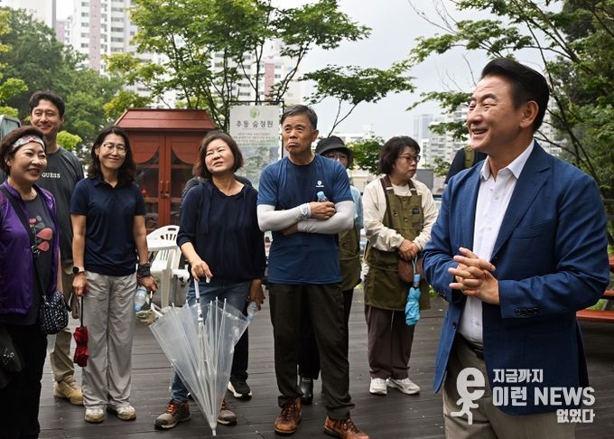 김동근 시장이 8월 26일 추동 숲정원을 방문해 시민참여단과 소통하고 있다.