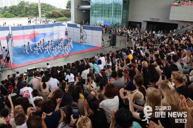 9월 6일(토) 국립중앙박물관을 방문한 관람객들이 국기원 태권도시범단의 시범을 관람하는 모습.