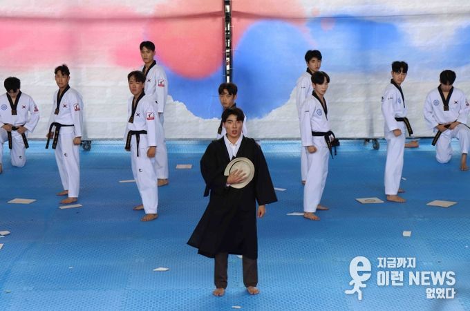 국기원 태권도시범단이 국립중앙박물관 열린마당에서 태권도 시범공연을 선보이고 있다.