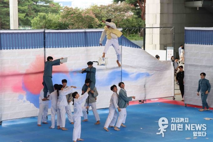 국기원 태권도시범단이 국립중앙박물관 열린마당에서 태권도 시범공연을 선보이고 있다.