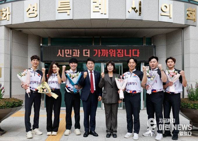 간담회 참석자 단체사진