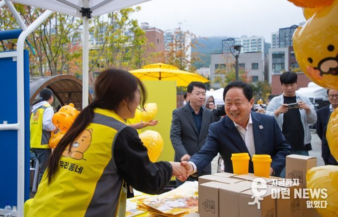 행사 부스를 둘러보며 격려하는 주광덕 시장