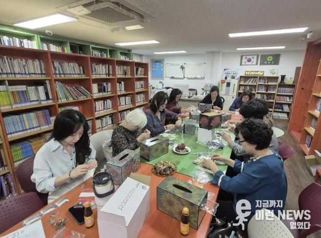 수원시 팔달구 우만2동 새마을문고회, 지역주민과 함께하는 '비즈 티슈케이스 만들기' 진행
