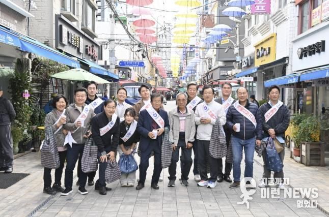 20일 ‘10월 전통시장 가는 날’ 캠페인에서 이현재 하남시장(오른쪽 네 번째)과 김승현 기업인협의회 회장(오른쪽 두 번째)을 비롯한 참여자들이 석바대시장에서 기념촬영을 하고 있다.