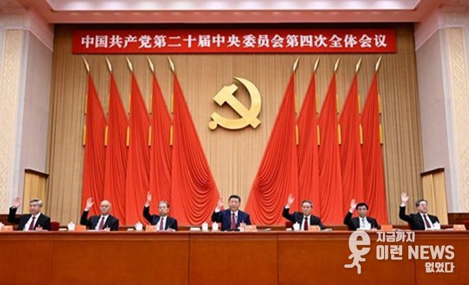 시진핑, 리창(李强), 자오러지(趙樂際), 왕후닝(王滬寧), 차이치(蔡奇), 딩쉐샹(丁薛祥), 리시(李希) 등이 주석대에 착석했다. (사진/신화통신)