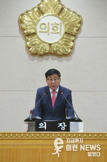 윤창철 의장이 제381회 임시회 제5차 본회의를 주재하고 있다.