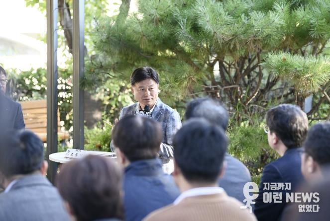 조용익 부천시장이 27일, 고라개공원에서 열린 ‘틈만나면, 현장속으로’ 에서 레미콘 공장 일대 환경오염 최소화를 위해 주민 및 업체 관계자와 의견을 나누고 있다.