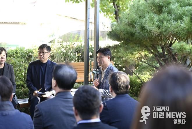 조용익 부천시장(왼쪽에서 세번째)이 27일, 고라개공원에서 열린 ‘틈만나면, 현장속으로’ 에서 레미콘 공장 일대 환경오염 최소화를 위해 주민 및 업체 관계자와 의견을 나누고 있다