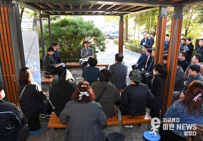 조용익 부천시장이 27일, 고라개공원에서 열린 ‘틈만나면, 현장속으로’ 에서 레미콘 공장 일대 환경오염 최소화를 위해 주민 및 업체 관계자와 의견을 나누고 있다