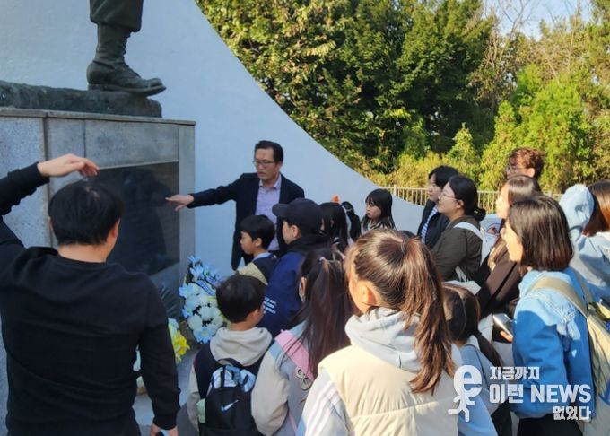 백일장에 참가한 어린이들이 애기봉평화생태공원을 둘러보며 백일장 사전행사인 역사문화해설을 듣고 있다.