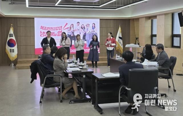 안산시 선후배 공직자 간 소통-멘토 교육에 참여한 7개 팀 중 최종 심사에 오른 '낙(樂)낙(Knock)' 팀원들이 발표를 진행하고 있다.