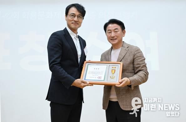 김동근 시장이 10월 28일 ‘제40회 회룡문화제 성과공유회’에서 ‘태조‧태종 의정부행차’에 참여했던 배우 정의갑 씨에게 표창장을 수여한 뒤 함께 기념사진을 찍고 있다.