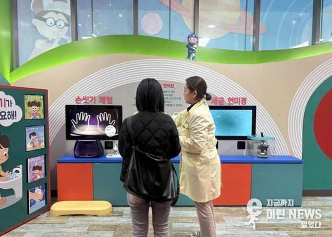 경기도 어린이 식품안전체험관 전시물 내용을 설명하고 있다.