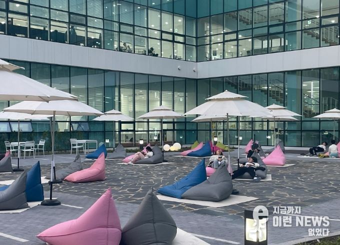 모담도서관 야외 독서공간