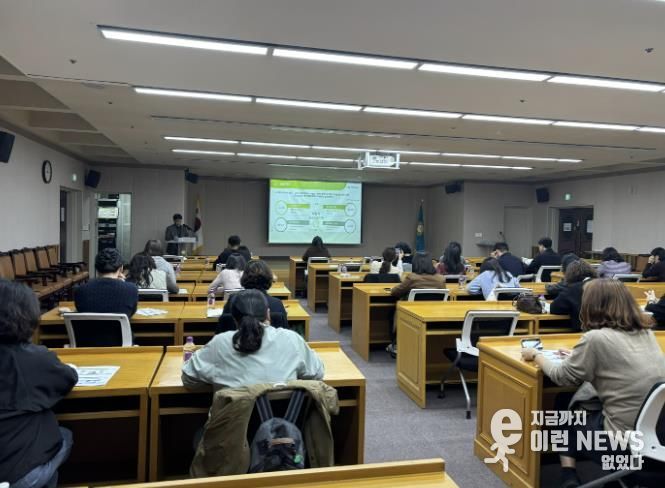 김은철 중동한라 영구임대아파트 주거행복지원센터 팀장이 돌봄플러그사업 교육을 하고 있다.