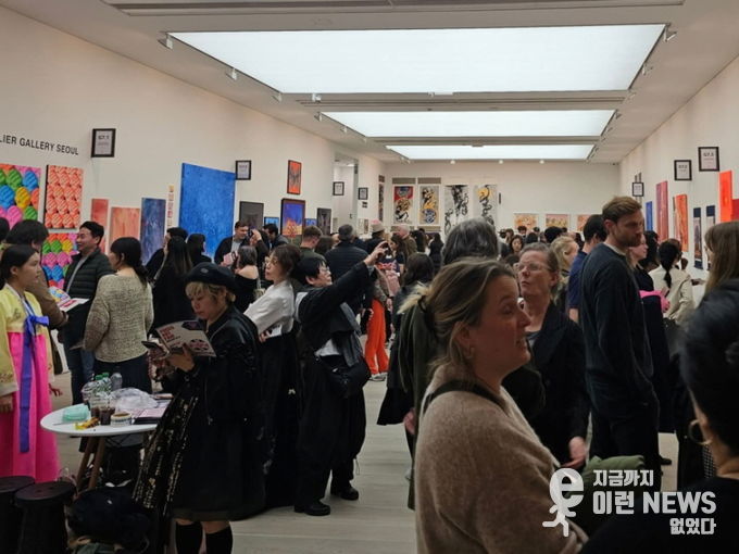 (사진: 런던 사치갤러리 전시 전경)