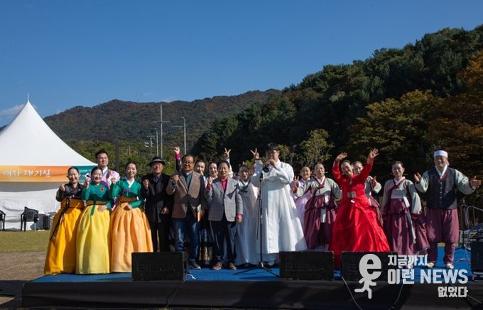 주광덕 시장과 예술인들이 기념사진을 찍고 있다