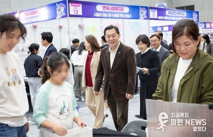 이재준 수원시장이 평생학습축제 행사장을 둘러보고 있다.