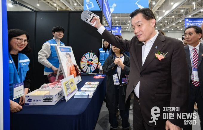 이재준 수원시장이 10월 31일 ‘건강 캠페인’ 홍보부스에서 악력기를 체험해 보고 있다.