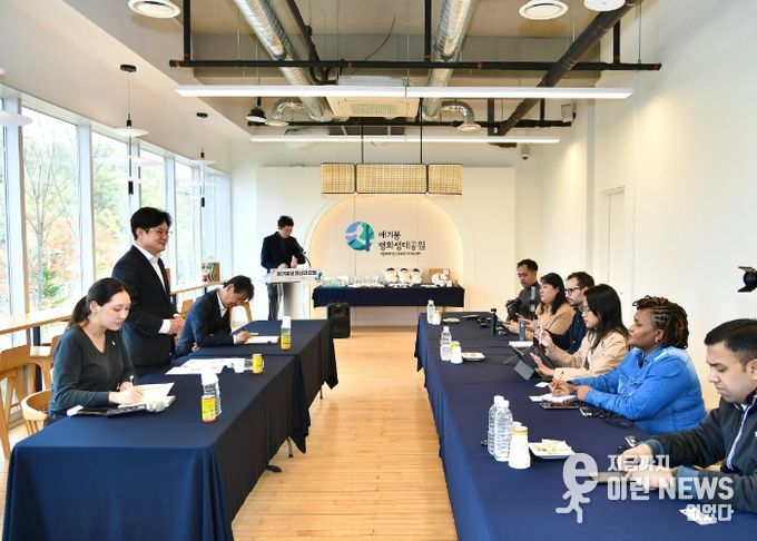 김병수 시장이 31일 남아공과 헝가리, 체코, 튀르키예, 필리핀, 인도, 태국 등 7개국 대표 외신들과 애기봉평화생태공원과 접경지 안보관광을 주제로 외신 기자 간담회를 진행했다.