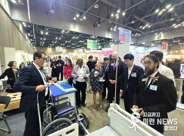 경상원 김민철 원장이 미국 조지아 경제사절단 등과 함께 '소공인 박람회' 참가사의 제품 설명을 듣고 있다.