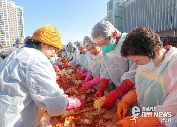 3일 '세리박with용인'에서 열린 ‘2025 용인 온(溫)나눔 김장 페스티벌’ 에서 이상일 시장이 자원봉사자들과 함께 김치를 담그고 있다.
