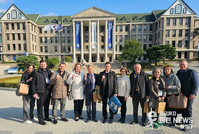 한양대 입구에서 10월 28일 한국과 우크라이나 관계자들이 함께 기념촬영을 하고 있다. 사진 맨 좌측에서 다섯번쨰는 한국-우크라이나 뉴빌딩협회 (KUNBA)의 이사장 이양구 (전 우크리아니 대사)이며, 우측에서 세번째는 글로벌외교관포럼의 제나 정 (Dr.Zena Chung) 이사장이다.