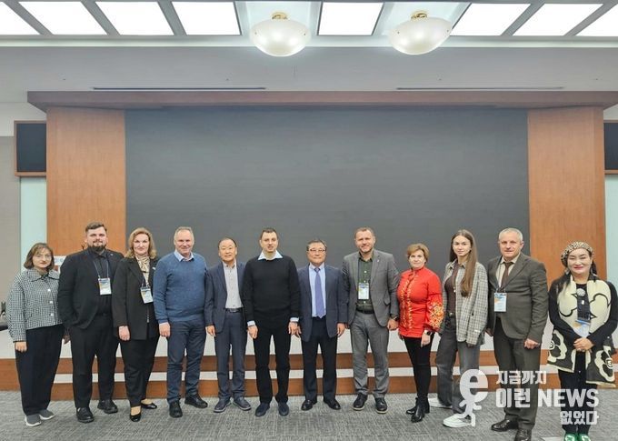 10월 28일 한국과 우크라이나 관계자들이 한국경제개발원 내에 설립된 글로벌지식협력단지를 방문해 한국 경제 발전사를 다룬 전시관을 방문하고 함께 기념촬영을 했다. 사진 맨 좌측에서 다섯번쨰는 KUNBA의 이사장 이양구 (전 우크리아니 대사)이며, 사진 맨 우측이 글로벌외교관포럼의 제나 정 (Dr.Zena Chung) 이사장이다.