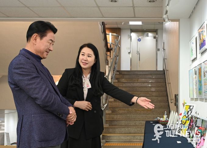 김동근 시장이 11월 3일 시민 갤러리에서 ‘의정부시 어린이 작품 전시회’ 작품들을 둘러보고 있다.