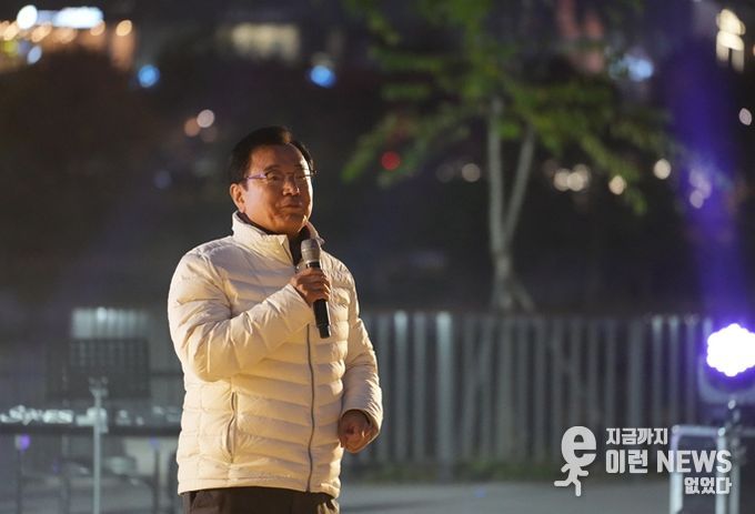 2일 이현재하남시장이 미사호수공원에서 열린 ‘2025 Stage 하남! 버스킹’ 굿바이공연에서 인사말을 전하고 있다.